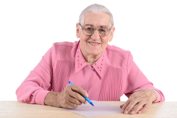 Пожилая женщина пишет документ — стоковое фото