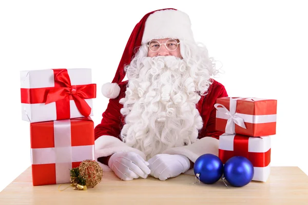 Glücklicher Weihnachtsmann mit Geschenkschachteln — Stockfoto