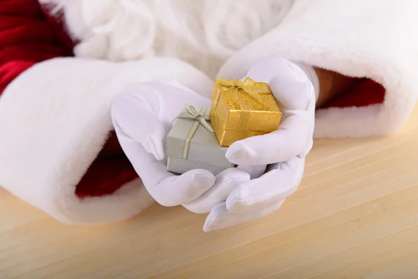 Santa Claus con cajas de regalo — Foto de Stock