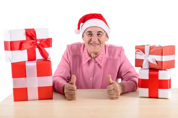 Пожилая женщина с подарочными коробками — стоковое фото