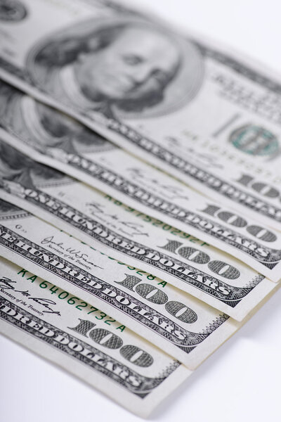 Банкноты на сто долларов
