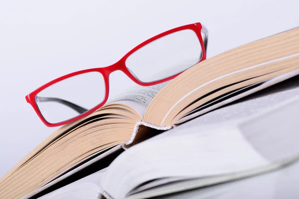 Libro con gafas — Foto de Stock