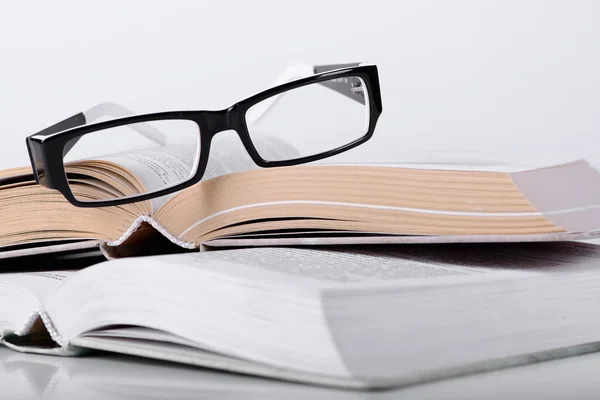Boek met een bril — Stockfoto