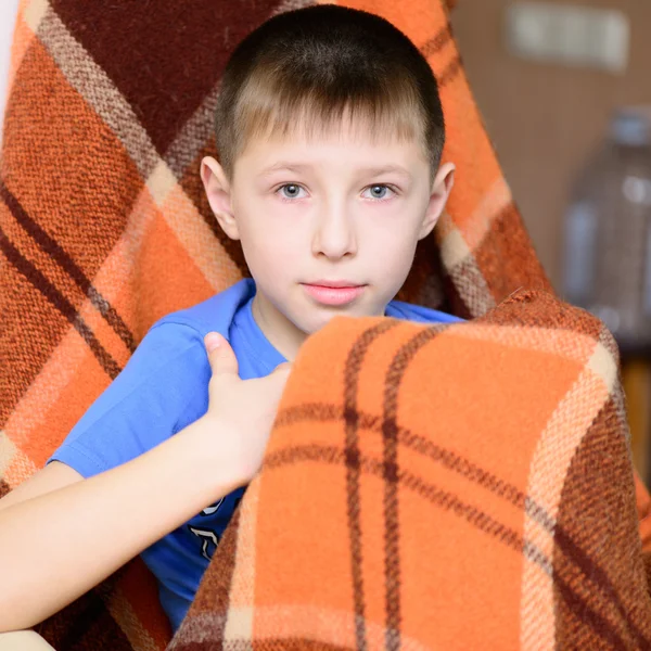 Jongen met een deken — Stockfoto