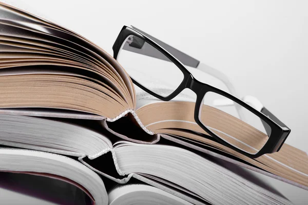 Libro con gafas — Foto de Stock