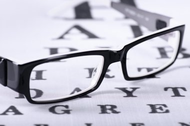 Siyah gözlük okuma