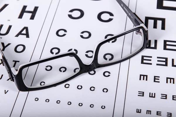 Lectura de anteojos negros — Foto de Stock