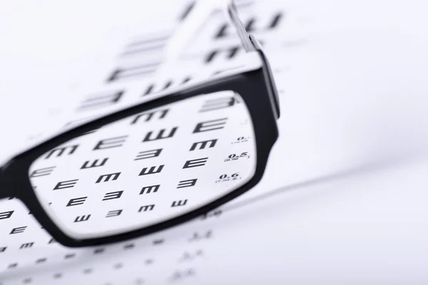 Lectura de anteojos negros — Foto de Stock