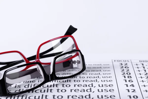 Gafas graduadas y carta ocular — Foto de Stock