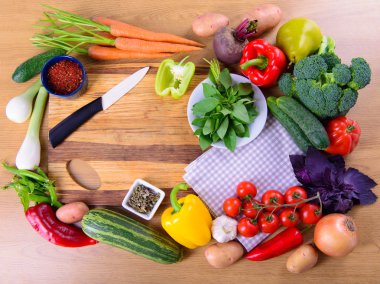 Sebze kesme tahtası üzerinde