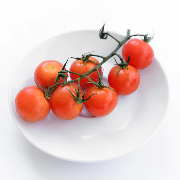 Ramo de tomates cereja maduros — Fotografia de Stock