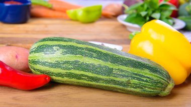 ahşap tahta üzerinde sebze