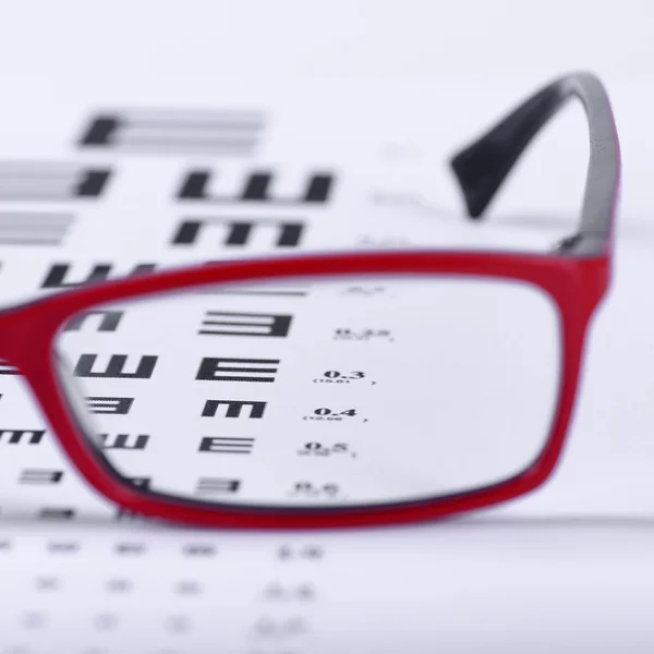 Gafas graduadas y carta ocular — Foto de Stock