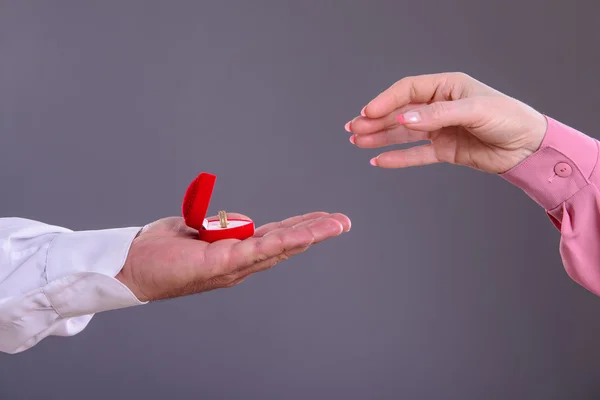 Man stelt huwelijk met vrouw — Stockfoto