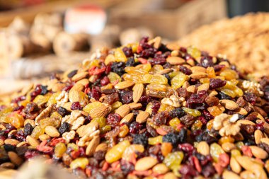 Pazarda yığınla kurutulmuş meyve.