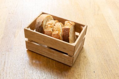 Tahta sepet ve masada dilimler.