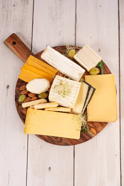 Verschiedene Käsesorten Auf Einem Brett Auf Einem Holztisch — Stockfoto