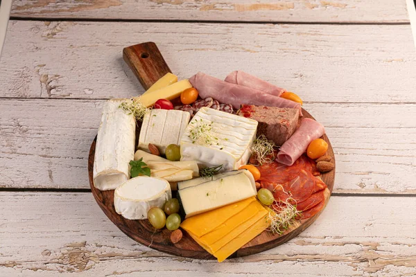 Assortiment Fromages Charcuteries Sur Plateau Bois Sur Une Table — Photo