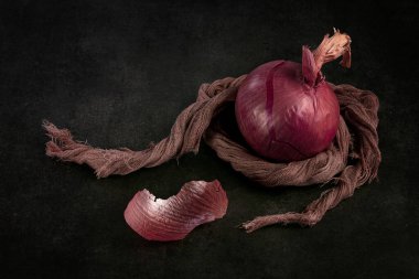 Siyah arkaplanda kırmızı soğan