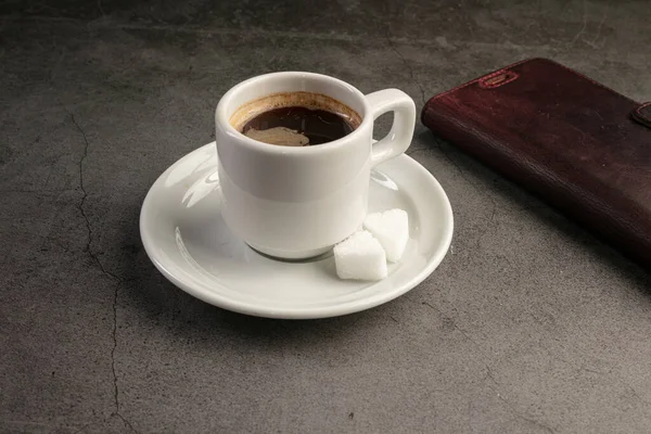 Kaffekop Med Telefon Mørk Baggrund - Stock-foto