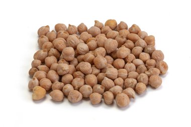 Beyaz arka planda çiğ ve kuru nohut.