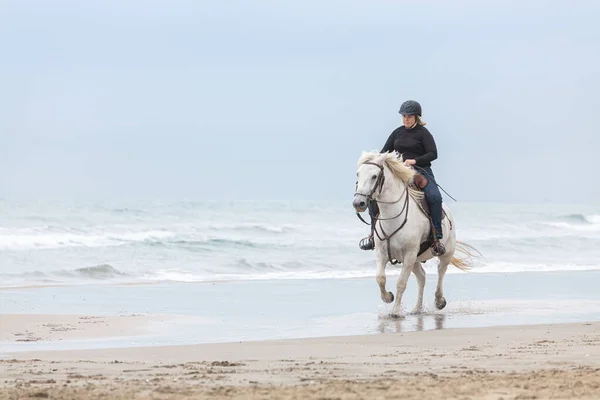 Mulher Cavalo Praia Dia Nublado — Fotografia de Stock