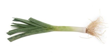 Beyaz arka planda yeşil yapraklı çiğ pırasa