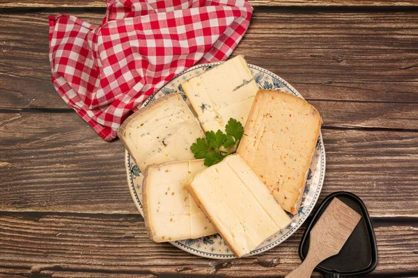 Raclette Käseplatte Auf Holztisch — Stockfoto
