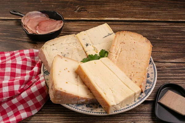 Bandeja Queso Raqueta Una Mesa Madera —  Fotos de Stock