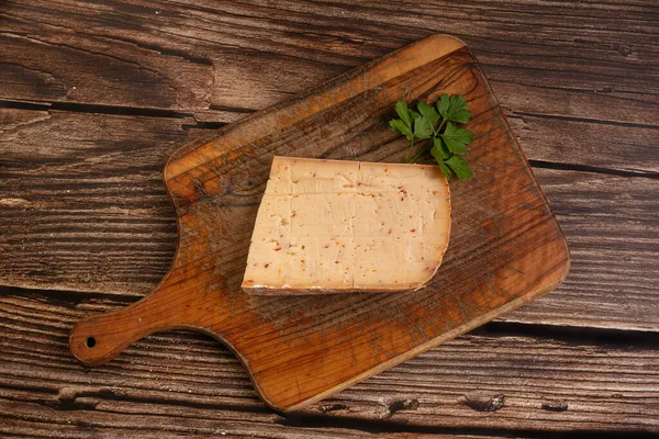 Raclette Sýr Chilli Paprikou Dřevěné Řezací Desce Dřevěném Stole — Stock fotografie