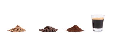 Yeşil kahve, kavrulmuş, öğütücüyle öğütülmüş ve espresso beyaz arka planda.