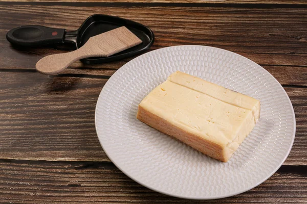 Plain Raclette Sýr Bílém Talíři Dřevěném Stole — Stock fotografie