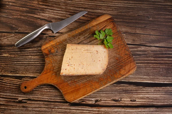 Raclette Sýr Chilli Paprikou Dřevěné Řezací Desce Dřevěném Stole — Stock fotografie