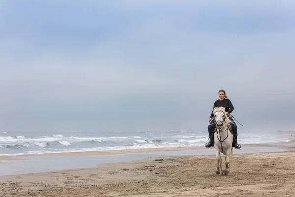 Jovem Mulher Cavalo Praia Dia Nublado — Fotografia de Stock