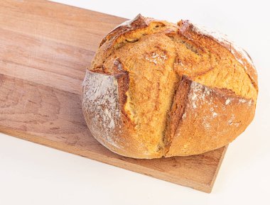 Beyaz arka planda kesme tahtası olan geleneksel yuvarlak ekmek