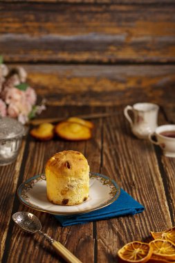 Tahta bir masada küçük bir pasta