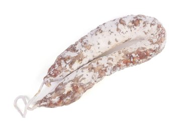 Kuru sosis beyaz arka planda ikiye katlandı.