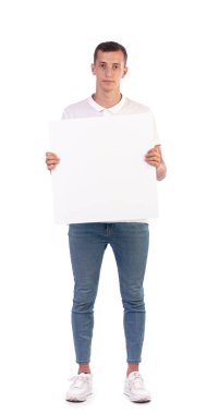 Genç bir adam üzerine beyaz bir arkaplan yazmak için bir tabela tutuyor.