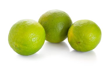 Beyaz arkaplandaki bir grupta taze kireç