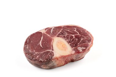  Beyaz arka planda ot için çiğ biftek şişi.