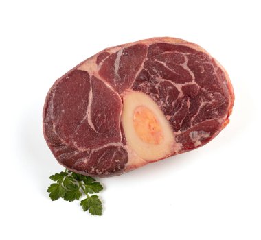  Beyaz arka planda ot için çiğ biftek şişi.