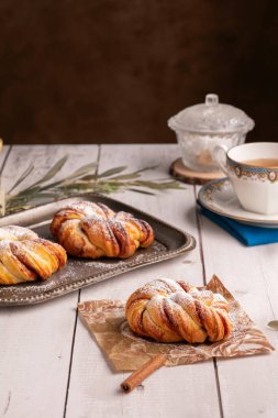 Güzel tarçınlı çörekler beyaz ahşap bir masada