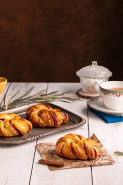 Güzel tarçınlı çörekler beyaz ahşap bir masada