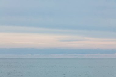 Kışın deniz güzel bulutlu gökyüzü