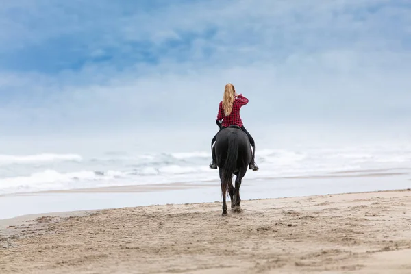 Młoda Kobieta Koniu Plaży Pochmurny Dzień — Zdjęcie stockowe