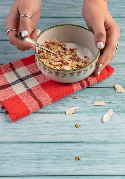 Müslischale Mit Getrockneten Früchten Auf Einem Blauen Holztisch — Stockfoto