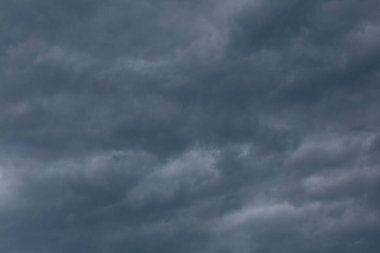 Fırtınalı bahar havasında dramatik bulutlar