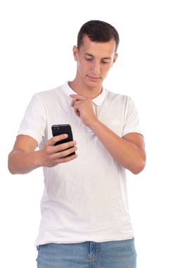 Beyaz arka planda selfie çeken genç bir adam.