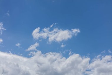 Baharda mavi gökyüzünde bulutlar