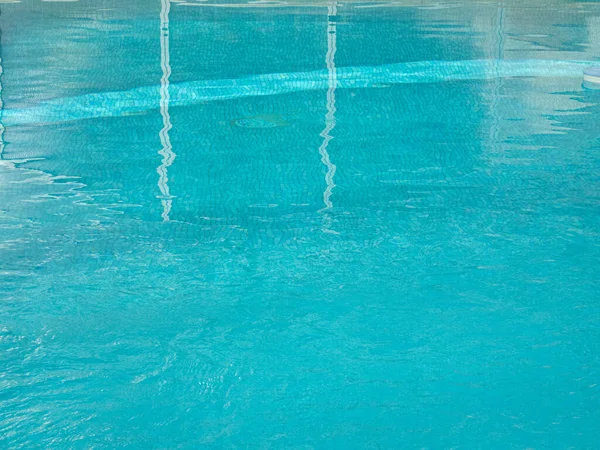 Eau Bleue Claire Dans Une Piscine Été — Photo